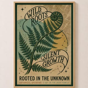 Könnte beinhalten: Ein gerahmtes vertikales Poster mit einer grünen Farnwedel-Illustration auf beigem Hintergrund mit kreisförmigen blauen und gelben Formen. Der Text lautet WILD ROOTS, SILENT GROWTH, ROOTED IN THE UNKNOWN, BOTANICAL SHADOWS und EST. IN THE DEEP FOREST.