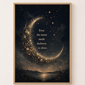 Könnte beinhalten: Ein gerahmter Wandkunstdruck mit einer Mondsichel aus goldenen Blumen und Sternen vor einem dunklen Nachthimmel. Der Text "Even the moon needs darkness to shine." ist zentriert. Darunter eine dunkle Landschaft mit einem See, der das Licht reflektiert.