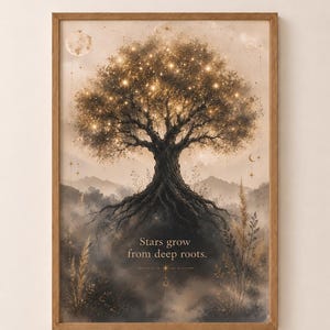 Könnte beinhalten: Ein gerahmter Wandkunstdruck, der einen großen Baum mit leuchtenden goldenen Sternen in der Baumkrone vor einer nebligen Landschaft mit Bergen zeigt. Der Text "Stars grow from deep roots." ist mittig mit himmlischen Symbolen abgedruckt.
