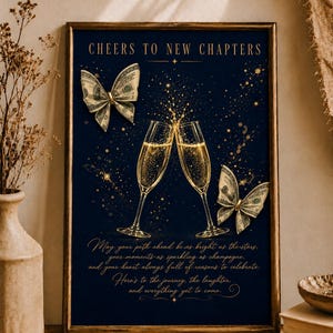 Könnte beinhalten: Gerahmter Druck mit marineblauem Hintergrund, der zwei anstoßende Champagnergläser, goldene Sternschnuppen und zwei Schmetterlingsdesigns aus Dollarnoten zeigt. Der Text "CHEERS TO NEW CHAPTERS" steht oben.