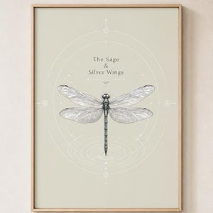 Könnte beinhalten: Gerahmter Druck mit einer detaillierten Illustration einer Libelle mit silbernen Flügeln. Das Kunstwerk enthält den Text "The Sage & Silver Wings" vor einem hellgrünen Hintergrund mit geometrischen Designs. Der Rahmen ist hellbraun.