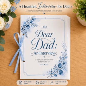 Könnte beinhalten: Ein weißes Heft mit dem Titel Dear Dad: An Interview und blauen Aquarell-Blumenillustrationen auf dem Einband. Das Heft ist mit einem hellblauen Band gebunden, das an der linken Seite zu einer Schleife gebunden ist. Der Text lautet A Heartfelt Interview for Dad.