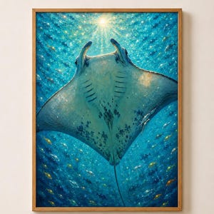Könnte beinhalten: Ein gerahmter Wandkunstdruck, der einen großen Mantarochen zeigt, der in tiefblauem Wasser auf eine helle, sonnendurchflutete Oberfläche zuschwimmt. Die Szene ist gefüllt mit einem Schwarm kleiner, schimmernder Fische, die den Rochen umgeben und eine lebendige Unterwasserkomposition bilden.