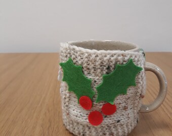 Funda para taza de punto con acebo navideño