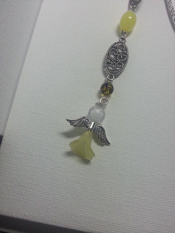 Broche Fantaisie Vintage - Motif Personnage à Collerette En Métal Blanc Et Jaune - Occasion