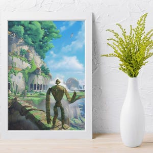 Puede incluir: Una impresi&oacute;n art&iacute;stica enmarcada que presenta una escena con una gran figura de robot que domina un paisaje con edificios y exuberante vegetaci&oacute;n. La obra de arte est&aacute; ambientada contra un cielo azul con nubes. Un jarr&oacute;n blanco con follaje verde est&aacute; a la derecha.