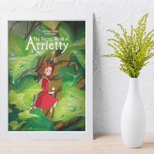 Pu&ograve; includere: Un poster incorniciato di "Arrietty - Il mondo segreto sotto il pavimento" con una ragazza in abito rosso tra grandi foglie verdi. Un vaso bianco contiene fogliame verde, su una parete bianca strutturata.