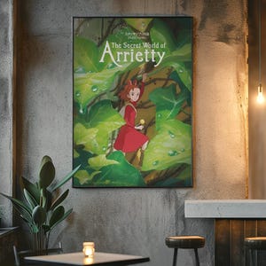 Pu&ograve; includere: Un poster incorniciato di "Arrietty - Il mondo segreto sotto il pavimento" &egrave; appeso a un muro di cemento. L'opera presenta una ragazza in abito rosso tra grandi foglie verdi. Il titolo &egrave; in bianco, con testo giapponese sopra.