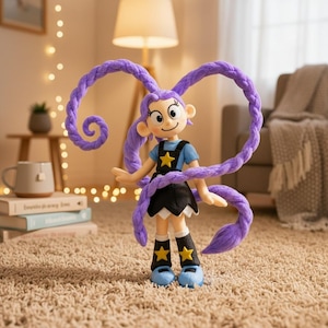 Puede incluir: Una muñeca de estilo caricatura con piel clara y cabello largo, grueso y trenzado de color morado que se riza hacia afuera. La muñeca viste una camiseta azul de manga corta bajo un peto negro con una estrella amarilla y botas negras.