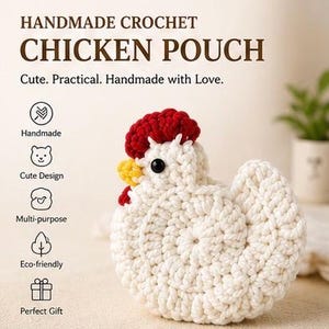 Könnte beinhalten: Eine handgefertigte Häkeltasche in Form eines Huhns in Weiß, Rot und Gelb. Die Tasche hat ein Hühnerdesign mit rotem Kamm und gelben Kehllappen. Der Text auf dem Bild lautet "HANDMADE CROCHET CHICKEN POUCH" und "Cute. Practical. Handmade with Love."