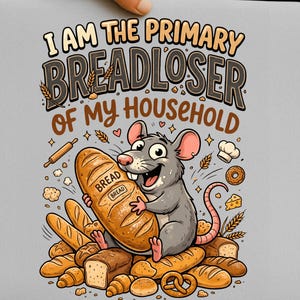 Könnte beinhalten: Ein hellgrauer Grafikdruck mit einer Cartoon-Ratte, die einen mit BREAD beschrifteten Laib Brot hält. Der Text lautet I AM THE PRIMARY BREADLOSER OF MY HOUSEHOLD. Um die Ratte herum sind verschiedene Backwaren wie Baguettes und eine Brezel.