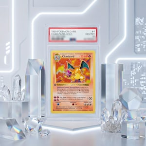 Può includere: Una carta collezionabile Pokemon Game Charizard-Holo del 1999 classificata GEM MT, racchiusa in una custodia protettiva in plastica trasparente. La carta raffigura il personaggio Charizard arancione con ali blu, 120 HP, Energy Burn e Fire Spin.