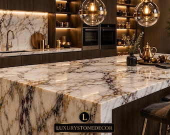 Isla de cocina de lujo de mármol Calacatta Viola con borde en cascada personalizado y diseño de muebles en piedra burdeos.