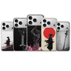 以下が含まれることがあります： 日本のデザインが施された5つのスマホケースのコレクション。武士、刀、朝日が黒、白、赤の色合いで描かれています。スマートフォン用のケースです。