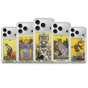 Peut inclure: Cinq coques de smartphone transparentes avec des motifs de cartes de tarot. Les coques présentent les cartes La Force, Les Amoureux, Le Chariot, L'Impératrice et Le Mat. Chaque coque possède une découpe pour un triple capteur photo.