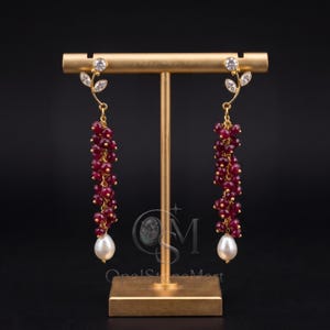 Pendientes colgantes de perlas y piedras preciosas de color rojo rubí / Pendientes colgantes de oro con diseño floral / Joyería llamativa con perlas en forma de lágrima / Regalo para damas de honor
