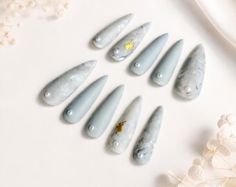 Uñas postizas elegantes con efecto mármol / Uñas en tono nude gris / Uñas minimalistas / Uñas con detalles de perlas / Uñas personalizadas hechas a mano / Laboratorio de uñas Kawaii