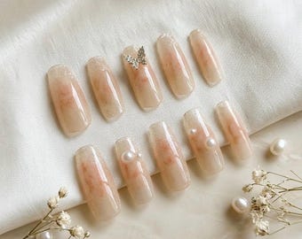 Uñas postizas color melocotón nude con brillo / Uñas de tamaño personalizado / Detalle de mariposa perlada / Set de uñas neutro brillante hecho a mano