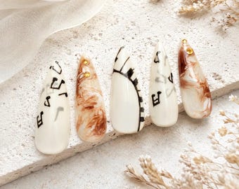 Uñas postizas con diseño de melodía de café con leche / Uñas hechas a mano inspiradas en la música / Set de uñas con efecto mármol marrón crema / Uñas neutras con estética acogedora