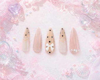 Uñas postizas con lazo rosa y beige / Puntas de uñas hechas a mano con puntos de perlas / Uñas postizas elegantes, femeninas y kawaii / Uñas de novia con estética suave