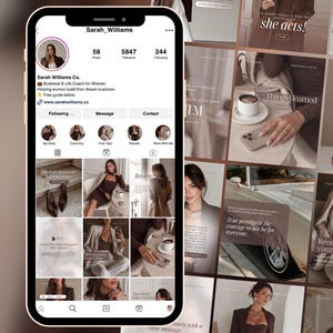 Puede incluir: Un teléfono inteligente que muestra el perfil de Instagram de Sarah_Williams, coach de negocios y vida. La pantalla presenta una foto de perfil, número de seguidores, biografía y una cuadrícula de publicaciones con fotos profesionales en tonos neutros.