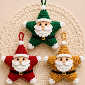 Puede incluir: Tres adornos de ganchillo en forma de estrella con caras de Papá Noel. Cada adorno tiene un gorro puntiagudo, una barba blanca, un cinturón negro con hebilla amarilla y un lazo para colgar. Las estrellas son de color verde oscuro, rojo brillante y amarillo mostaza.