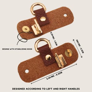 Puede incluir: Dos leng&uuml;etas de cuero sint&eacute;tico marr&oacute;n con anillos en D dorados, ganchos estabilizadores y tornillos. Dimensiones: 0,59 pulgadas por 1,5 cm, 0,83 pulgadas por 2,1 cm y 2,44 pulgadas por 6,2 cm. Texto: DESIGN WITH STABILIZING HOOK y DESIGNED ACCORDING TO LEFT AND RIGHT HANDLES.