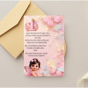 Può includere: Un biglietto d'invito di compleanno rosa e bianco con un tema a farfalla. La carta presenta una grafica di una bambina fatata e il numero 1. Il testo sulla carta recita: "Oggi vogliamo che tu prenda un po' di quello che Nailana ha portato nella nostra vita."