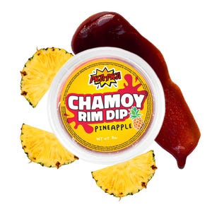 Könnte beinhalten: Ein weißer Behälter mit "Chamoy Rim Dip Pineapple" mit gelbem Etikett und rotem Text, umgeben von Ananasscheiben und einem roten Soßenklecks. Das Etikett enthält das "Pica-Pica"-Logo und eine Ananas-Grafik.
