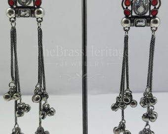 Oxidierte Messing Boho Ohrringe mit roten Kristallen und Glöckchen