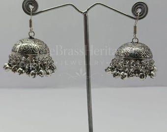 Pendientes Jhumka de latón tallado con forma de cúpula: tono plata oxidada, joyería tribal bohemia.
