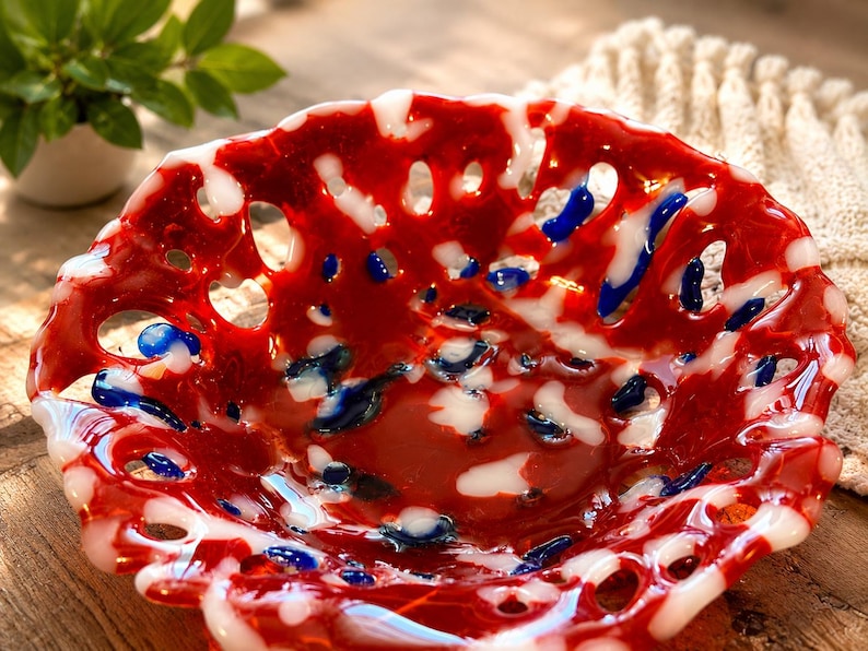 Red Fused Glass Lace Bowl, Handmade Openwork Art Glass Bowl, Decorative Centerpiece Dish, Red White Blue Decor, Unique Housewarming Gift bild 1