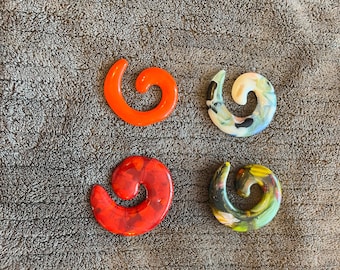 Colgante o pisapapeles de vidrio fusionado hecho a mano con forma de espiral.