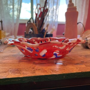 Red White & Cobalt Openwork Fused Glass Bowl, Handmade Art Glass Dish bild 2