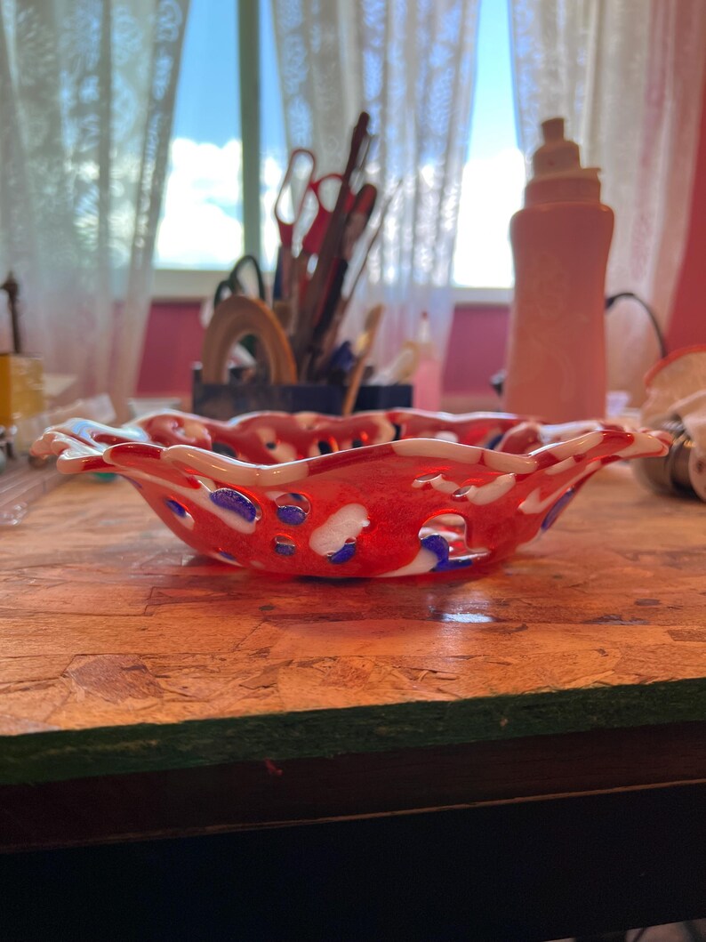 Red White & Cobalt Openwork Fused Glass Bowl, Handmade Art Glass Dish bild 2