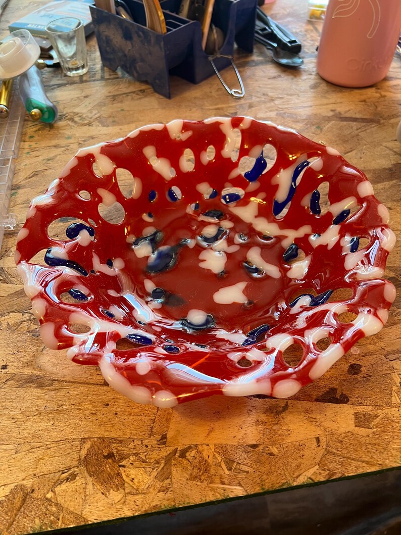 Red White & Cobalt Openwork Fused Glass Bowl, Handmade Art Glass Dish bild 3