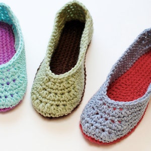 Crochet Pattern - Ladies Crochet Slippers Pattern  (Women&#39;s Sizes 4/5, 6/7, 8/9, 10/11) - Instant Download PDF