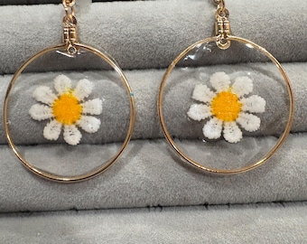 Lightweight Resin Daisy Earrings