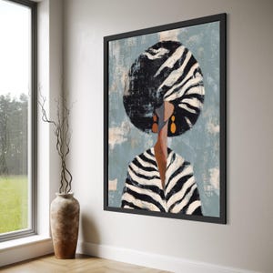 Może przedstawiać: Abstrakcyjny wydruk artystyczny przedstawiający kobietę z zebrą-pasiastą afro i kurtką. Grafika ma czarną ramę i jest osadzona na teksturowanym, stonowanym niebieskim tle. Pomarańczowe kolczyki.