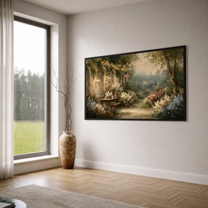 Op de afbeelding: Een rechthoekig ingelijst kunstwerk aan de muur met een buitentuinscène met een houten tafel, weelderige bloemen, lichtsnoeren en een kleine Amerikaanse vlag die bij een stenen muur hangt, in een zachte, schilderachtige stijl.