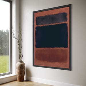 Könnte beinhalten: Ein großes rechteckiges Wandbild in einem schwarzen Rahmen mit drei horizontalen Farbblöcken. Der obere Block ist dunkelviolett, der mittlere tiefschwarz und der untere ein warmes Terrakottabraun, alle mit weichen, verwaschenen Kanten.