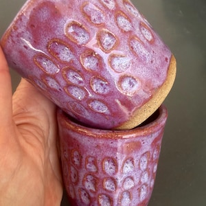 Handgesneden, getextureerde beker, 120 ml, keramisch drinkgerei met orchideeënglazuur
