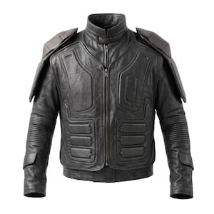 Könnte beinhalten: Eine schwarze Lederjacke mit Stehkragen, zentralem Reißverschluss und strukturierten Schulterpolstern. Das Vorderteil zeigt geformte Polsterdetails, während die Ärmel gerippte Abschnitte und kleine Manschetten für ein strukturiertes Aussehen aufweisen.