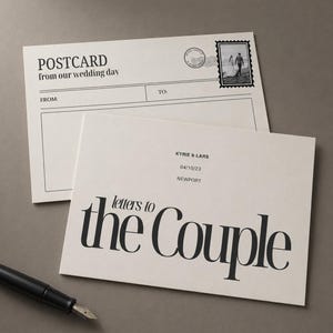 Op de afbeelding: Een crèmekleurige ansichtkaart met zwarte tekst POSTCARD from our wedding day en een postzegelafbeelding, gecombineerd met een bijpassende kaart met de tekst letters to the Couple, KYRIE & LARS, 04/10/23 en NEWPORT, naast een zwarte vulpen.
