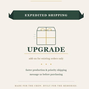 Op de afbeelding: Een grafisch ontwerp met de tekst KNOTTY CREW bovenaan, een donkergroene banner met de tekst EXPEDITED SHIPPING, een gouden lijntekening van een cadeau, het woord UPGRADE en tekst die add-on for existing orders only en meer aangeeft.