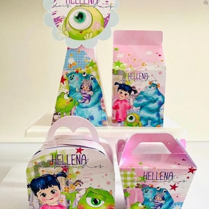Pode incluir: Um conjunto de quatro caixas de lembrancinhas de papel e um topo cônico com personagens de desenhos animados de Monstros S.A. Os itens são decorados com padrões rosa, verdes e azuis, estrelas e o nome impresso Hellena dois aninhos.