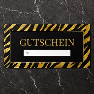 Könnte beinhalten: Ein rechteckiger Gutschein mit einem schwarz-goldenen Tigerstreifen-Rand. Die Mitte ist ein einfarbig schwarzes Rechteck mit dem goldenen Text GUTSCHEIN und einem weißen horizontalen Feld darunter mit dem kleinen schwarzen Text Für:.