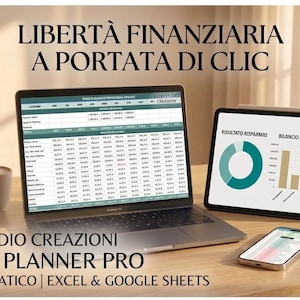 Pode incluir: Um laptop e um tablet exibindo dados financeiros estão em uma mesa de madeira, junto com um smartphone e uma caneca de café. O texto diz "LIBERTÀ FINANZIARIA A PORTATA DI CLIC" e "EVERYSTUDIO CREAZIONI BUDGET PLANNER PRO 100% AUTOMATICO".