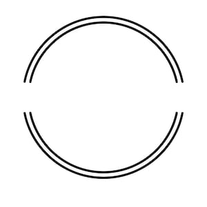 Può includere: Un design grafico in bianco e nero con un cerchio a doppia linea. Il cerchio è incompleto, con spazi vuoti nella parte superiore e inferiore, creando un'estetica stilizzata e minimalista. Il design è semplice e pulito.