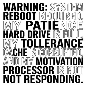 Op de afbeelding: Zwart-witte tekst op een vierkante achtergrond. De tekst luidt: "WAARSCHUWING: SYSTEEM HERSTART VEREIST. MIJN GEDULD HARD DRIVE IS VOL, MIJN TOLERANTIE CACHE IS CORRUPT, EN MIJN MOTIVATIE PROCESSOR REAGEERT NIET."